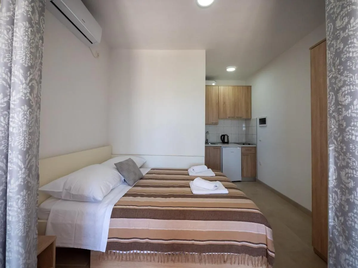 Apartments Tri Mora Razanac