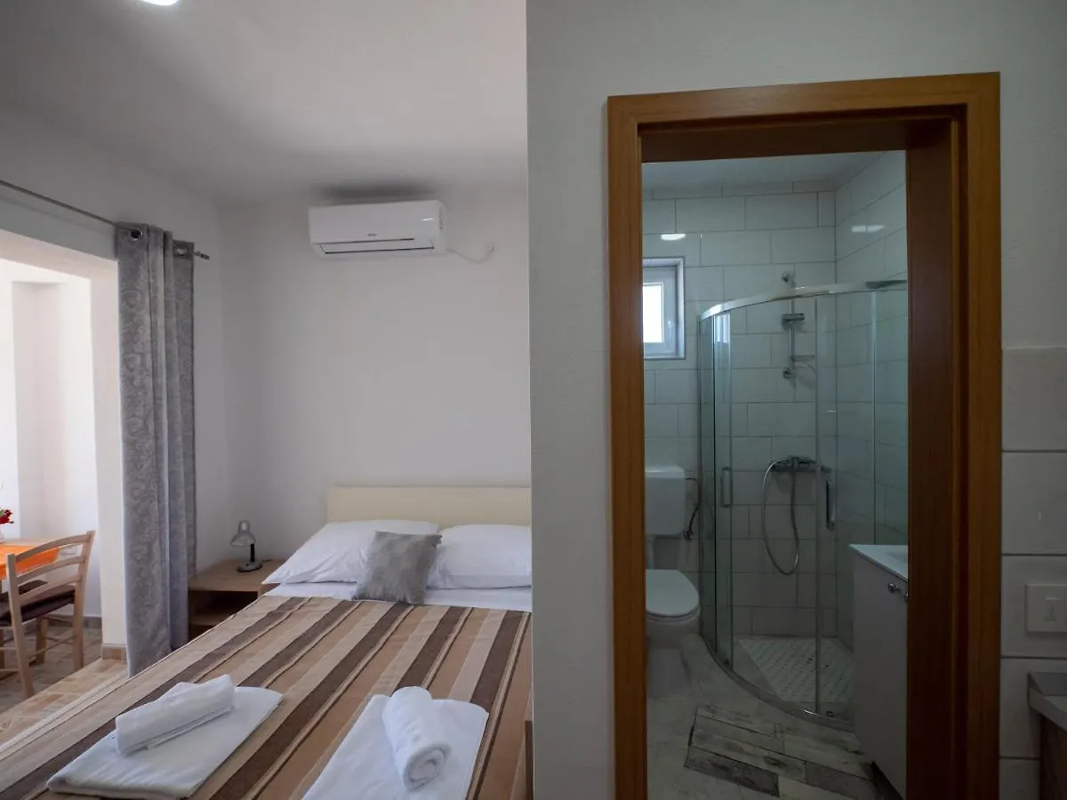 Apartments Tri Mora Razanac Croatia