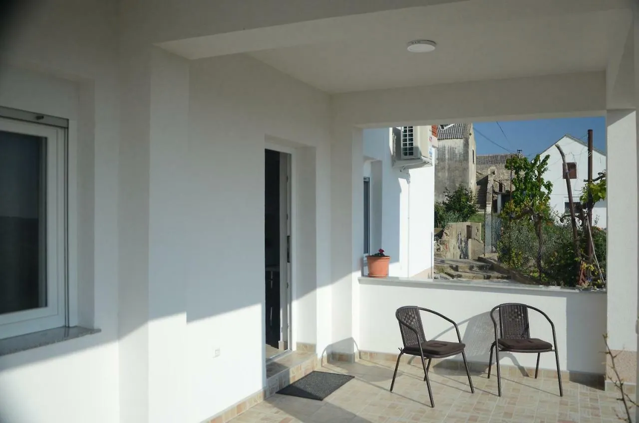 Apartments Tri Mora Razanac