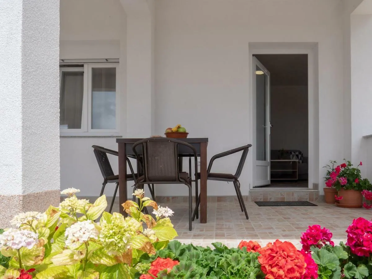 Apartments Tri Mora Razanac Croatia