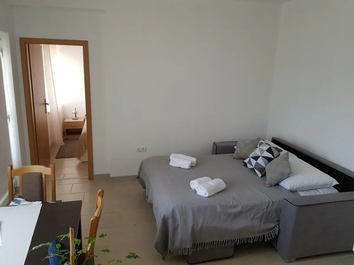 Apartments Tri Mora Razanac