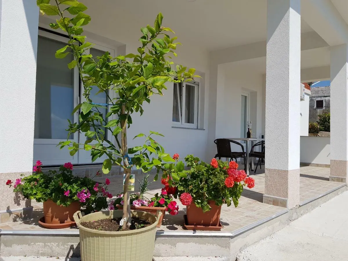 Apartments Tri Mora Razanac